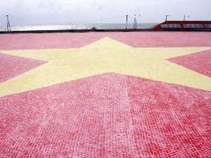 Un grand drapeau national en céramique